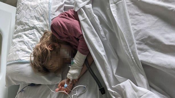 Bé gái 6 tuổi nhập viện sau khi làm theo video trên TikTok-1