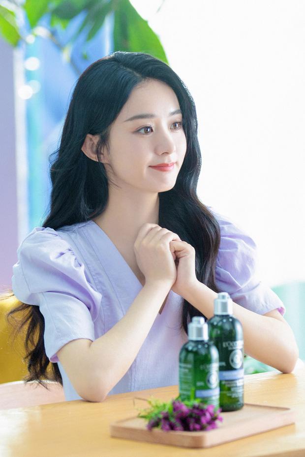 Triệu Lệ Dĩnh rất ít diện đầm sexy vì 1 khuyết điểm dễ lộ vùng lưng-7