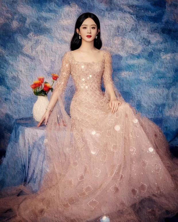 Triệu Lệ Dĩnh rất ít diện đầm sexy vì 1 khuyết điểm dễ lộ vùng lưng-8