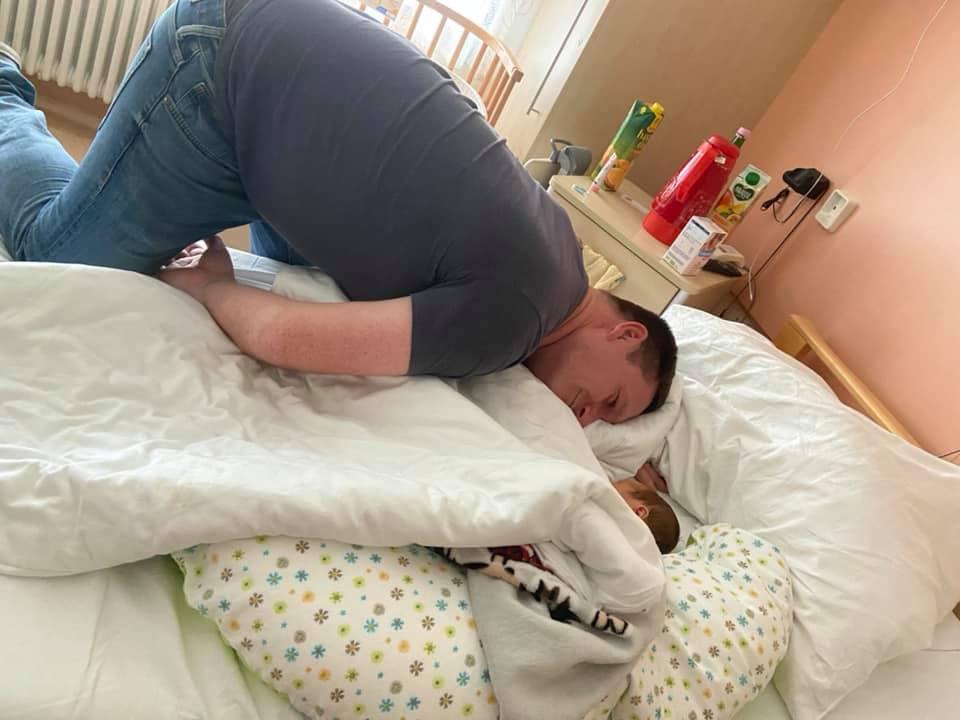 Khoảnh khắc siêu yêu của những ông bố nghiện con-1