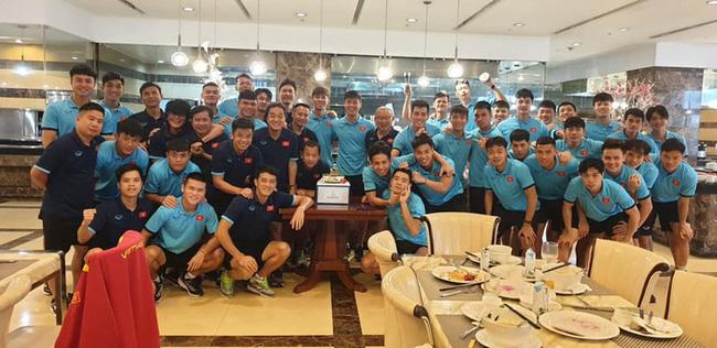 Duy Mạnh ngượng ngùng khi được tổ chức sinh nhật-1