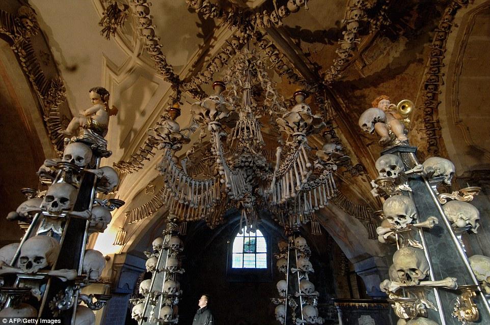 Khám phá nhà thờ xương được trang trí từ hàng ngàn bộ hài cốt-2