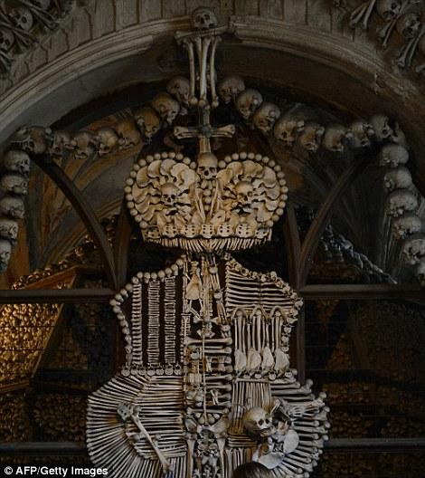 Khám phá nhà thờ xương được trang trí từ hàng ngàn bộ hài cốt-3
