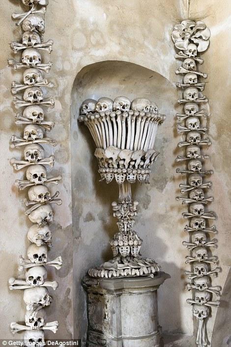 Khám phá nhà thờ xương được trang trí từ hàng ngàn bộ hài cốt-4