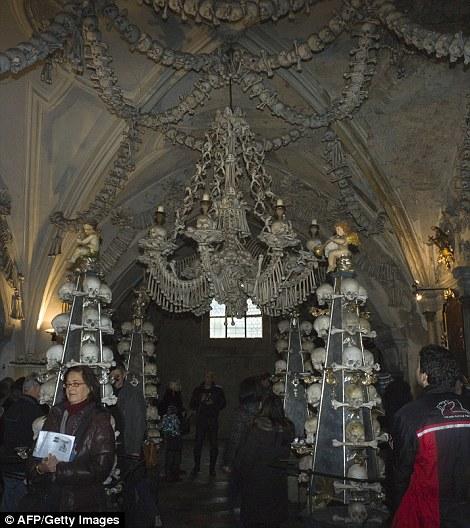 Khám phá nhà thờ xương được trang trí từ hàng ngàn bộ hài cốt-5