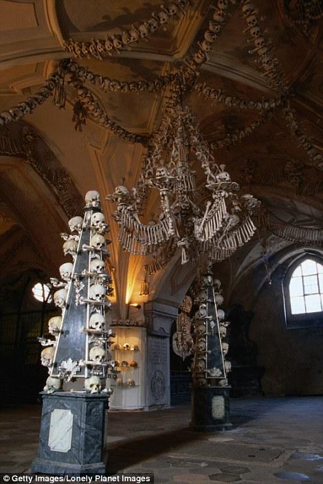 Khám phá nhà thờ xương được trang trí từ hàng ngàn bộ hài cốt-6