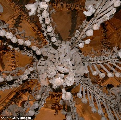 Khám phá nhà thờ xương được trang trí từ hàng ngàn bộ hài cốt-7