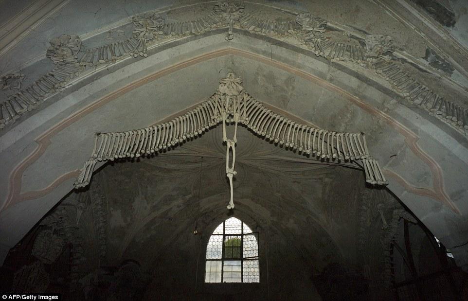 Khám phá nhà thờ xương được trang trí từ hàng ngàn bộ hài cốt-8