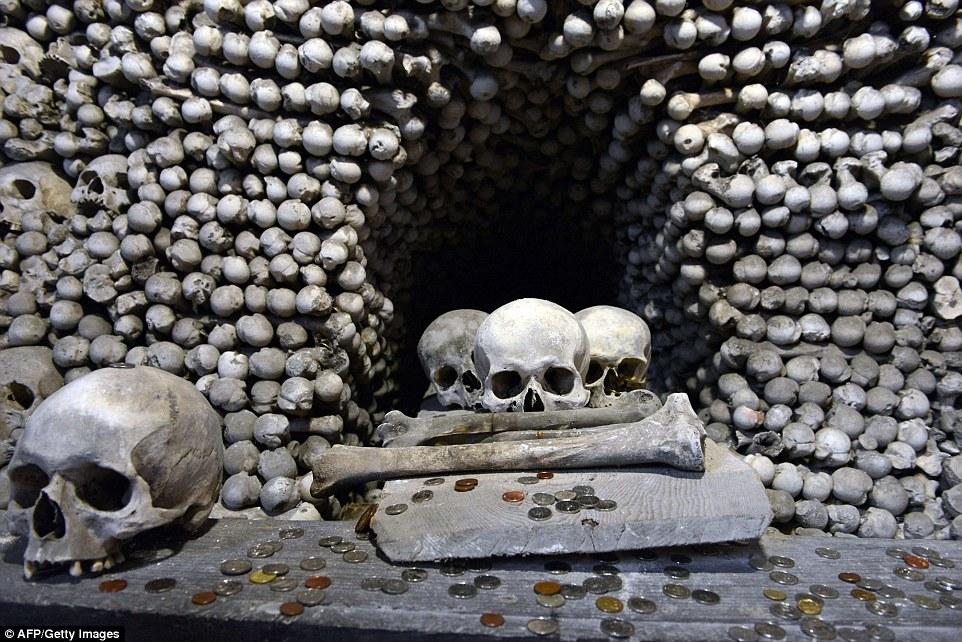 Khám phá nhà thờ xương được trang trí từ hàng ngàn bộ hài cốt-9