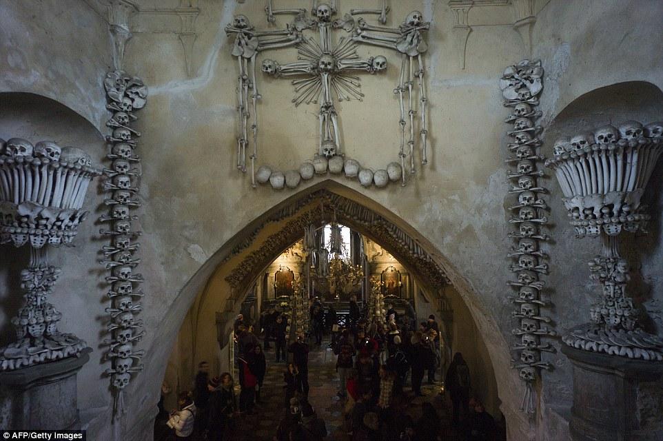 Khám phá nhà thờ xương được trang trí từ hàng ngàn bộ hài cốt-10