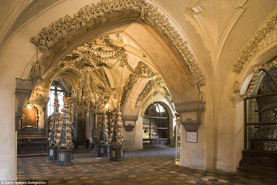 Khám phá nhà thờ xương được trang trí từ hàng ngàn bộ hài cốt-11