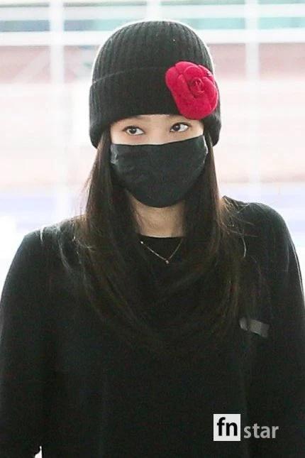 Sau Jisoo - Rosé, Jennie đổ bộ sân bay sang Pháp với chiếc mũ lạc quẻ-1