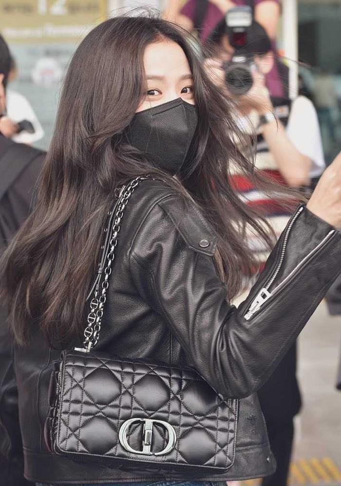 Sau Jisoo - Rosé, Jennie đổ bộ sân bay sang Pháp với chiếc mũ lạc quẻ-5