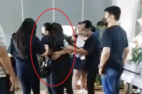 Thực hư clip con ruột Phi Nhung khóc lả trong tang lễ mẹ