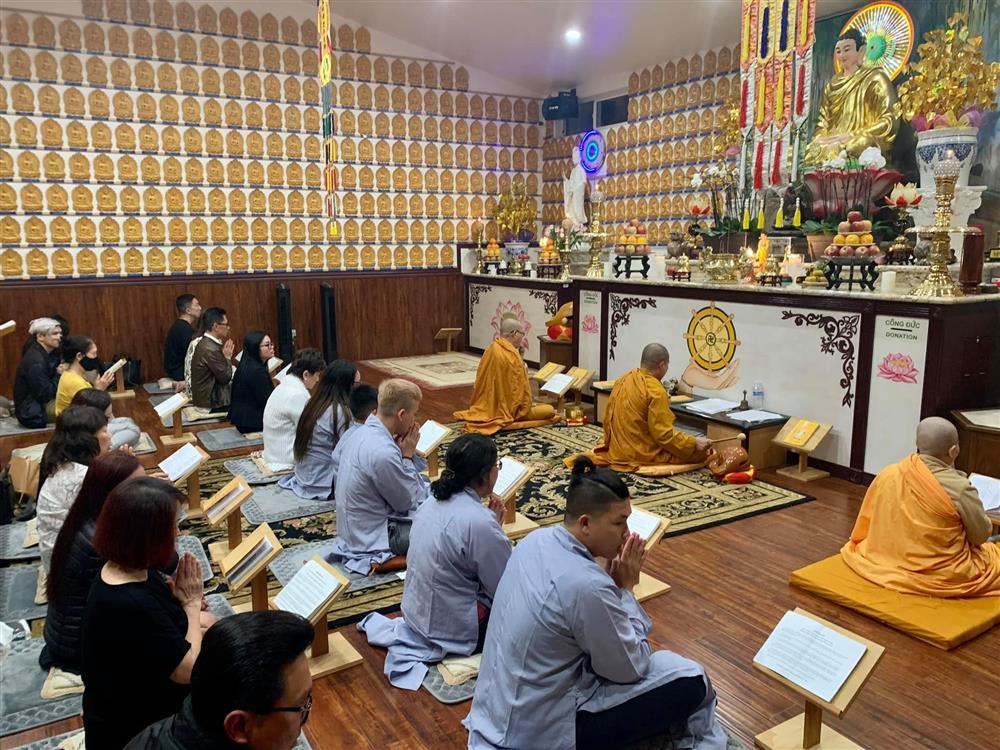 Cầu siêu Phi Nhung tại Mỹ: Con gái đau đớn trước di ảnh-2