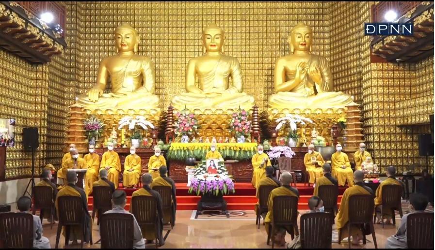 Cầu siêu Phi Nhung tại Mỹ: Con gái đau đớn trước di ảnh-8