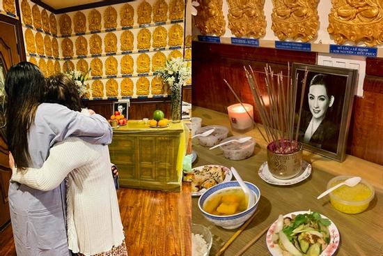 Cầu siêu Phi Nhung tại Mỹ: Con gái đau đớn trước di ảnh