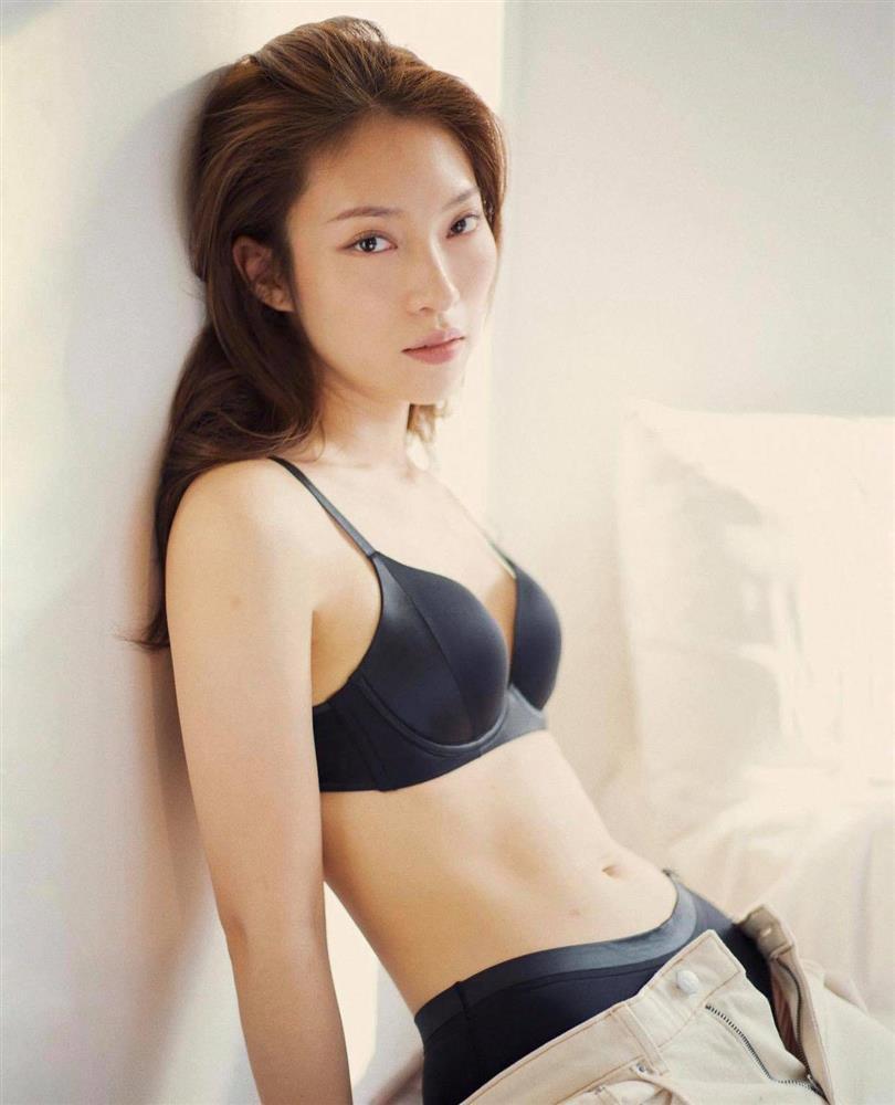 Làm MC Olympia, Khánh Vy diện nội y sexy chưa từng thấy!-6