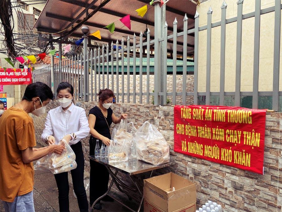 Hot trên Tiktok: Chị đẹp tặng bánh mì 500k cho xóm chạy thận-1