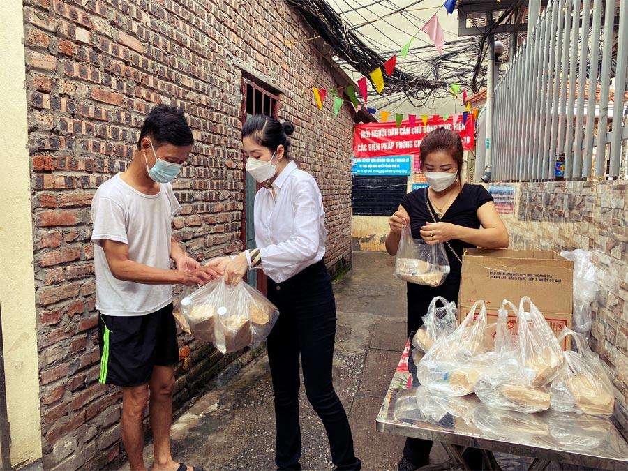 Hot trên Tiktok: Chị đẹp tặng bánh mì 500k cho xóm chạy thận-3