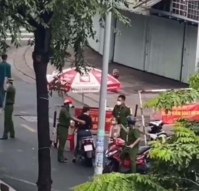 Chị đại quận 4 trở lại: Chịu đeo khẩu trang nhưng mắc lỗi khác-2