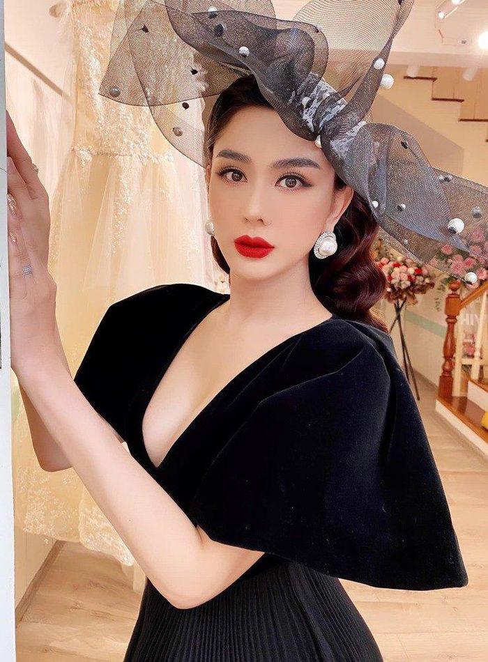 Tùy thuộc vào chất liệu cũng như thiết kế form dáng trang phục diện hôm đó mà cô sẽ chọn cho mình phụ kiện đội đầu tương ứng.