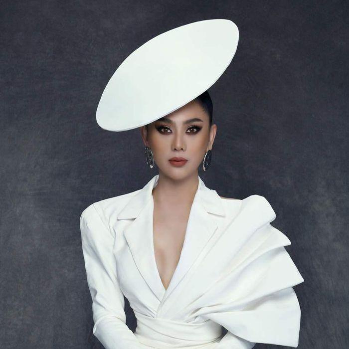 Một chiếc mũ gắn vào tóc khá ton-sur-ton với trang phục tăng vẻ quyền lực cho Khánh Chi.