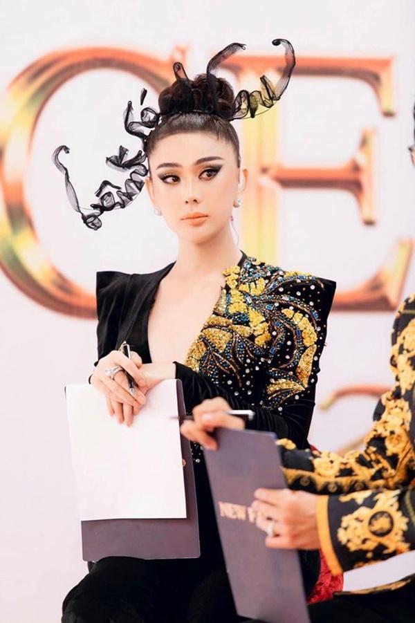 Chưa bao giờ khán giả thấy cô đeo trùng món phụ kiện tóc.