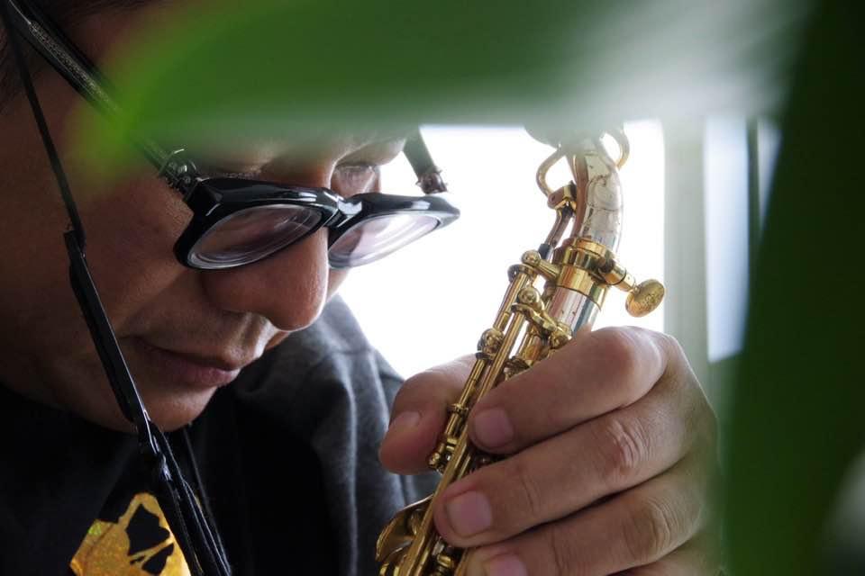 Nghệ sĩ Trần Mạnh Tuấn thổi saxophone ở bệnh viện-2