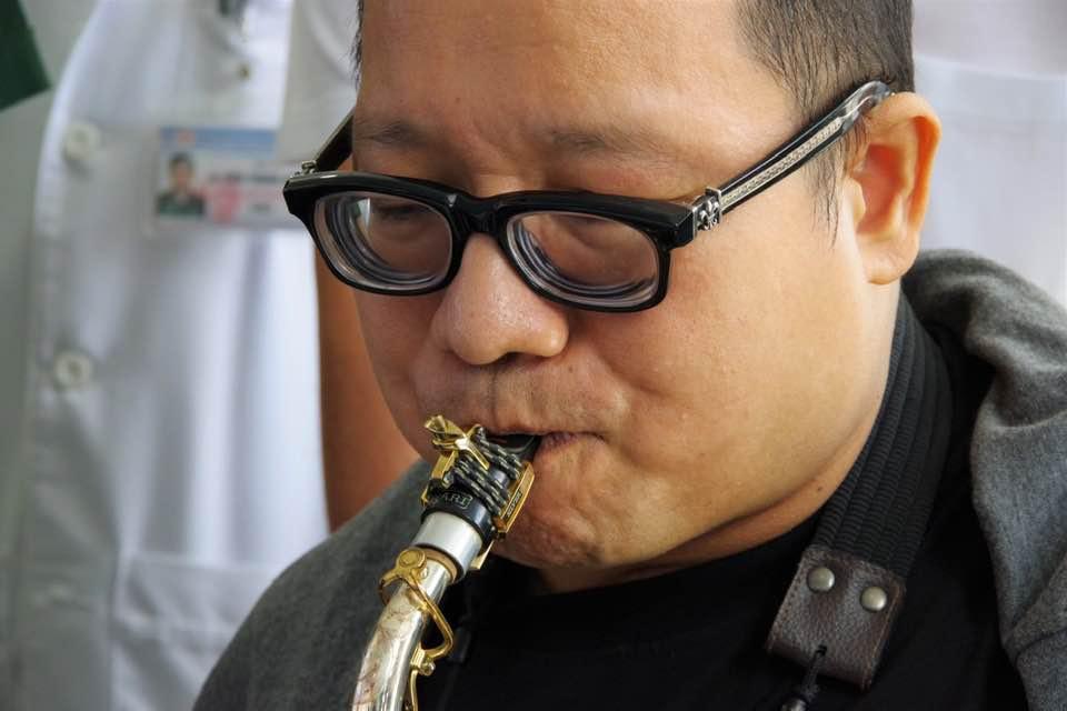 Nghệ sĩ Trần Mạnh Tuấn thổi saxophone ở bệnh viện-3