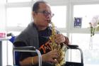Nghệ sĩ Trần Mạnh Tuấn thổi saxophone ở bệnh viện
