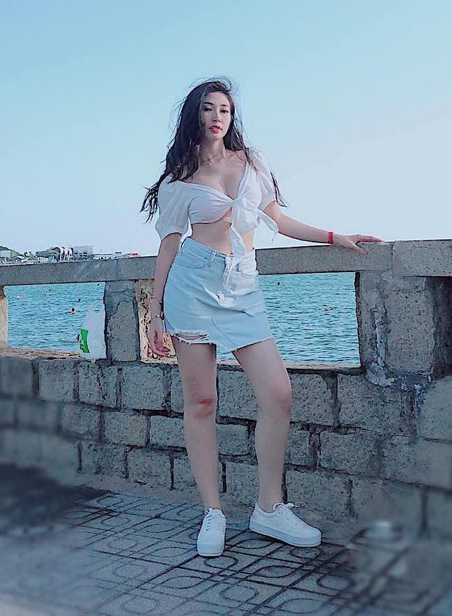 Ngoài ra, Khổng Tú Quỳnh từng chia sẻ bí quyết giúp vòng 3 căng đầy, nảy nở chính là nhờ vào việc leo cầu thang.