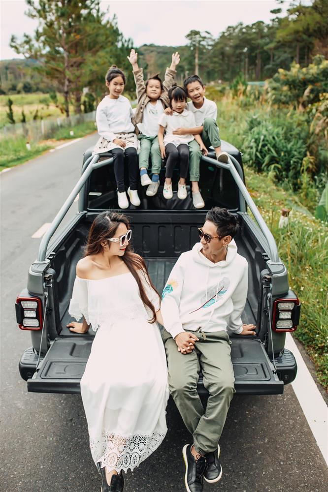 Bà xã Lý Hải bị nghi ghép ảnh sinh nhật chồng vì bàn tay kì dị-2