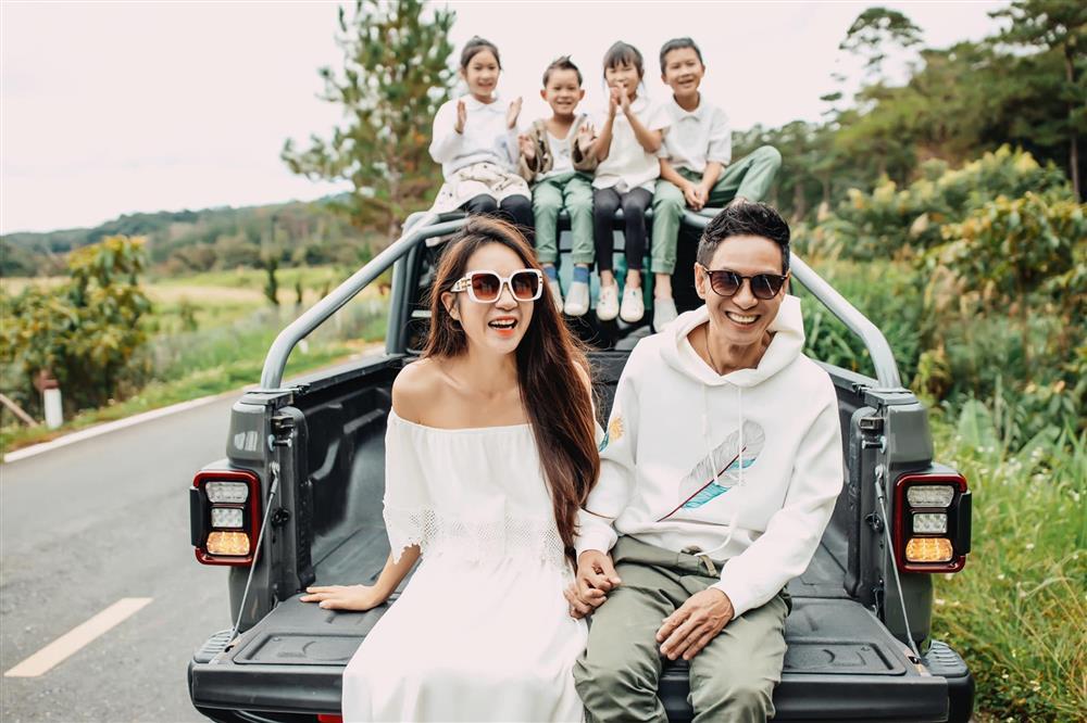 Bà xã Lý Hải bị nghi ghép ảnh sinh nhật chồng vì bàn tay kì dị-9