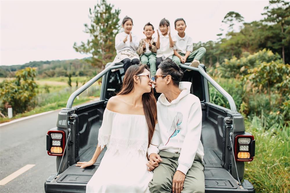 Bà xã Lý Hải bị nghi ghép ảnh sinh nhật chồng vì bàn tay kì dị-3