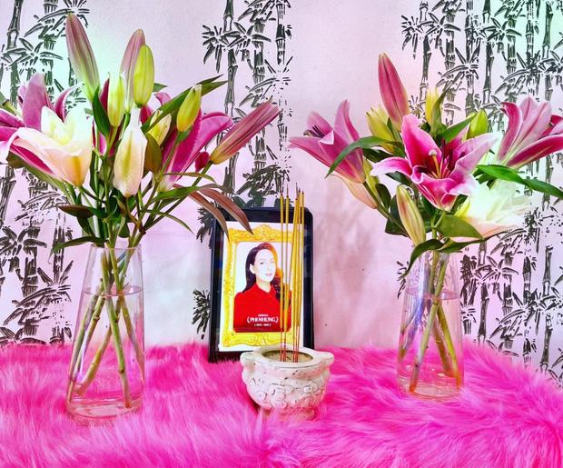 Vợ chồng Khánh Đơn lập di ảnh viếng ca sĩ Phi Nhung tại nhà-2