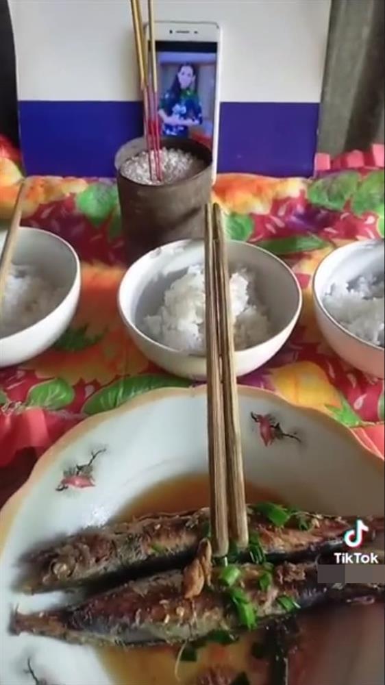 Người hâm mộ lập bàn cúng Phi Nhung bị chỉ trích đã dốt lại ác-2