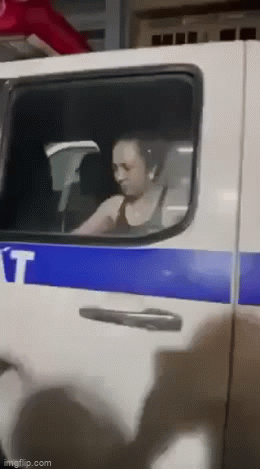 Vừa tái xuất, chị đại quận 4 lộ clip la hét, trả treo ở cơ quan chức năng-2