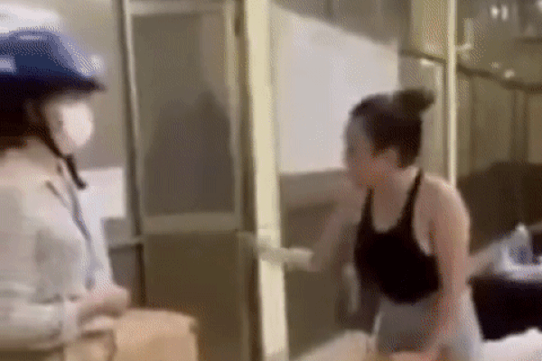 Chị đại quận 4 bị giữ xe: Lộ clip chửi thề xối xả ở trụ sở công an-2