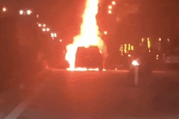 Xe BMW bốc cháy ngùn ngụt trên đường phố, cả nhà sợ hãi tháo chạy