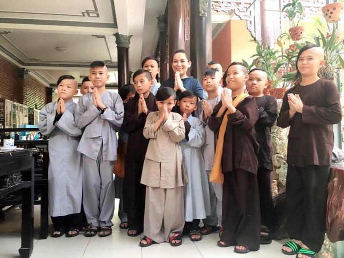 Hoàng Kiều nhận nuôi 23 con Phi Nhung, Trang Trần nói cái khó-2
