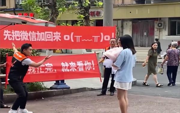 Yêu xa cãi nhau, chàng trai thuê tài xế căng băng rôn xin tha thứ-1