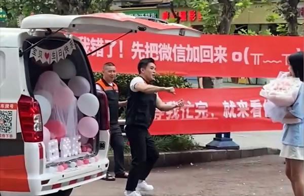 Yêu xa cãi nhau, chàng trai thuê tài xế căng băng rôn xin tha thứ-2