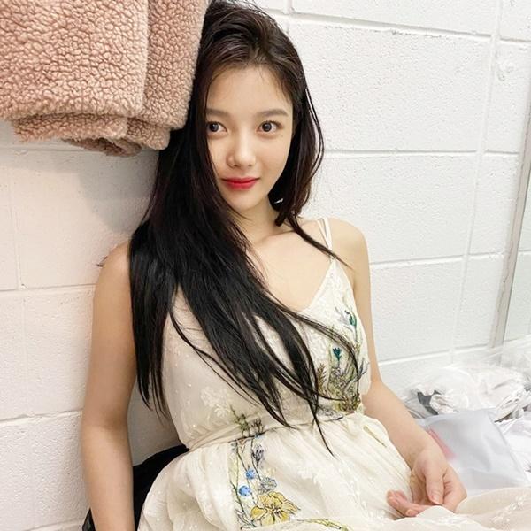 Không chỉ lột xác về nhan sắc, Kim Yoo Jung còn táo bạo hơn trong việc nhận kịch bản. Cựu sao nhí đình đám thuở nào không ngại đóng cảnh hôn với bạn diễn.