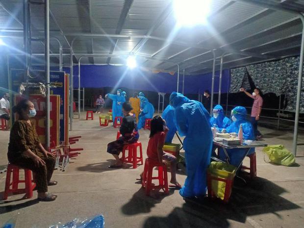 Nghệ An: 11 người thân trong gia đình dương tính SARS-CoV-2-2