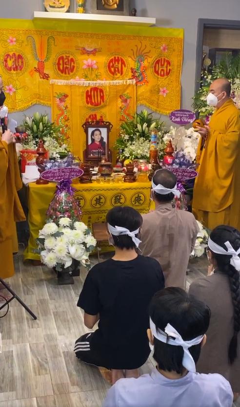 Hồ Văn Cường tiều tụy trong lễ cầu siêu mẹ nuôi Phi Nhung-1