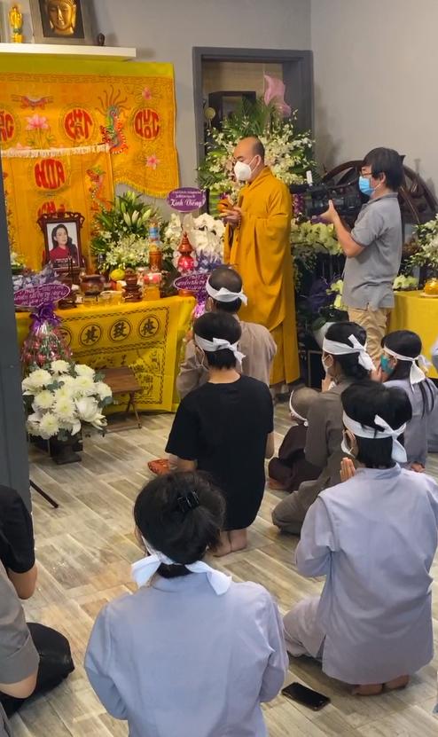 Hồ Văn Cường tiều tụy trong lễ cầu siêu mẹ nuôi Phi Nhung-2