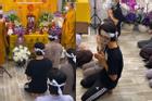 Hồ Văn Cường tiều tụy trong lễ cầu siêu mẹ nuôi Phi Nhung