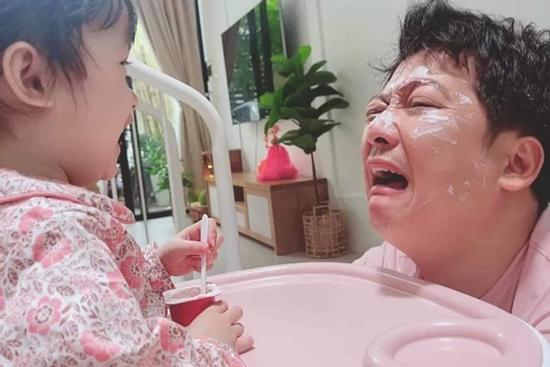 Trường Giang bị ái nữ 'hành', các bố bỉm bật cười đồng cảm