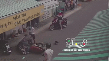 Đi cướp quên xem ngày, thanh niên vừa bị ngã vừa bị tẩn tơi bời-1